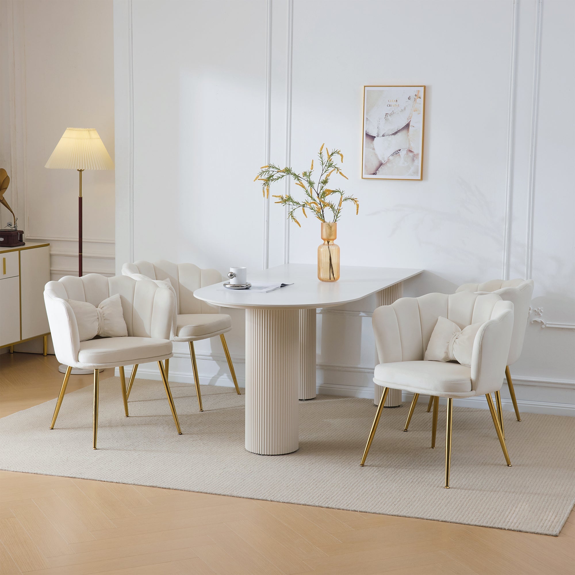 Logidon Vier fluwelen woonstoelen beige met bloemblaadjes aan de achterkant, gouden poten