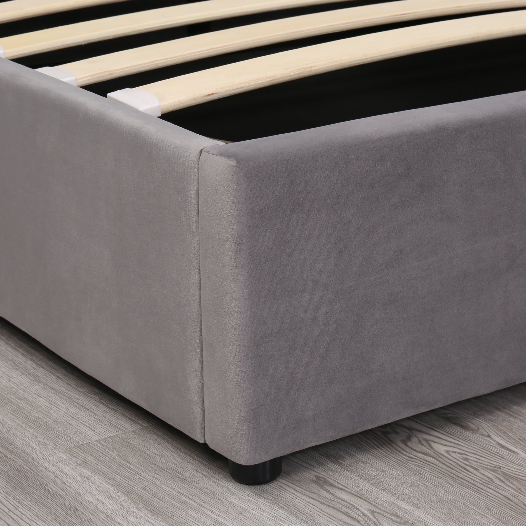 Logidon gestoffeerd bed oorvorm fluweel grijs grote knoopnaden 180x200