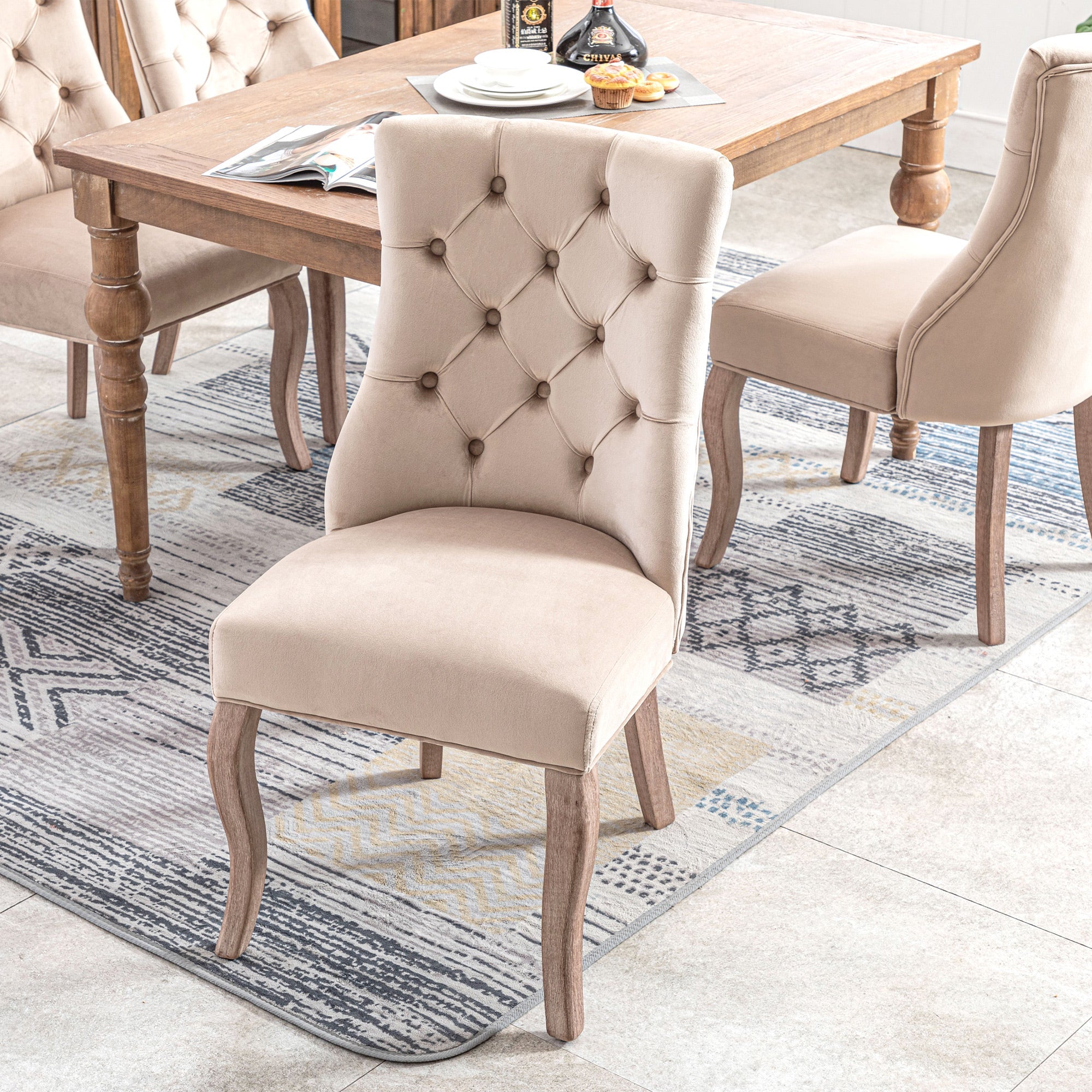 Logidon vierpootsstoel beige fluweel met knoopstiksel stijlvol