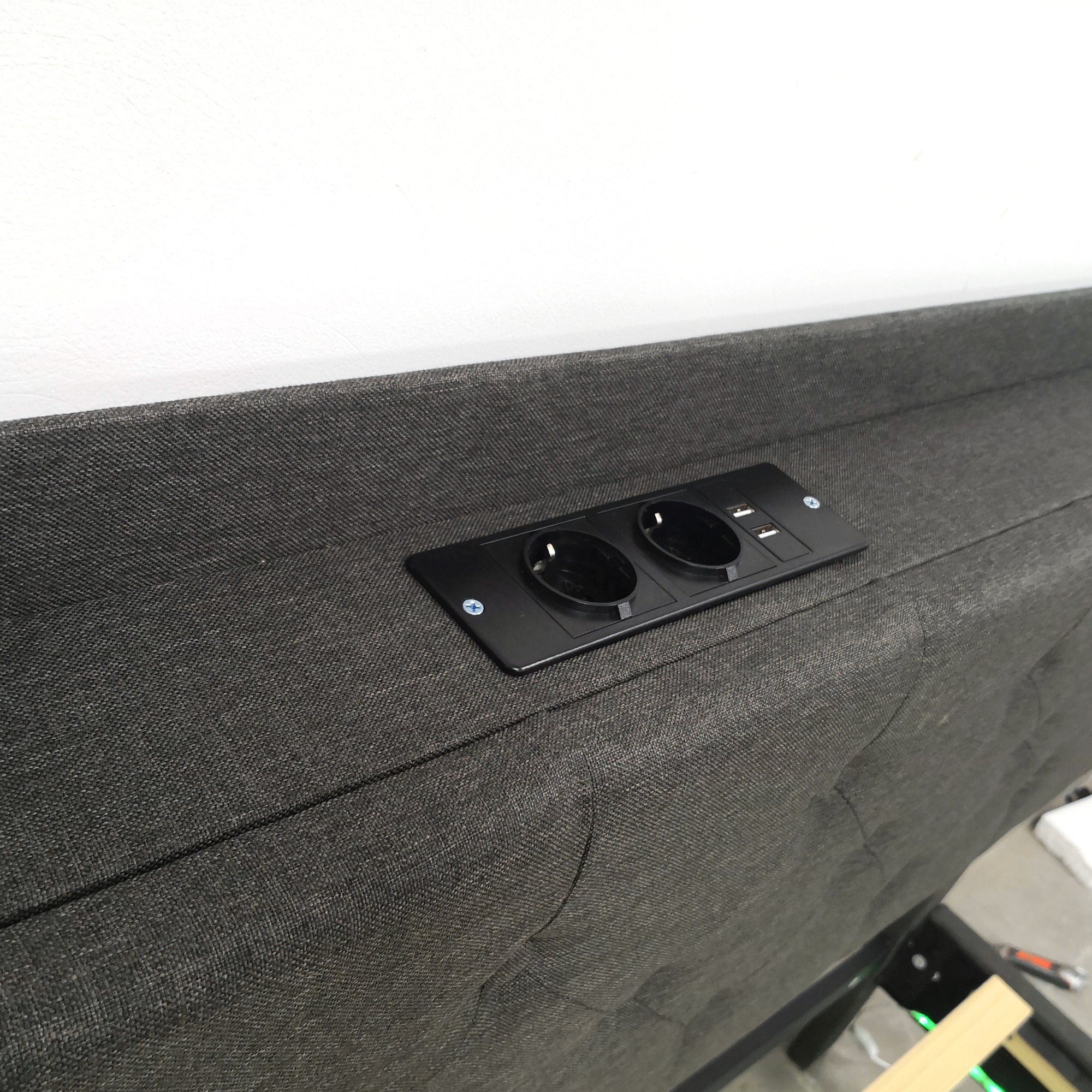 Logidon gestoffeerd bed 140x200 cm grijs met USB oplaadpunt LED lichtstrip