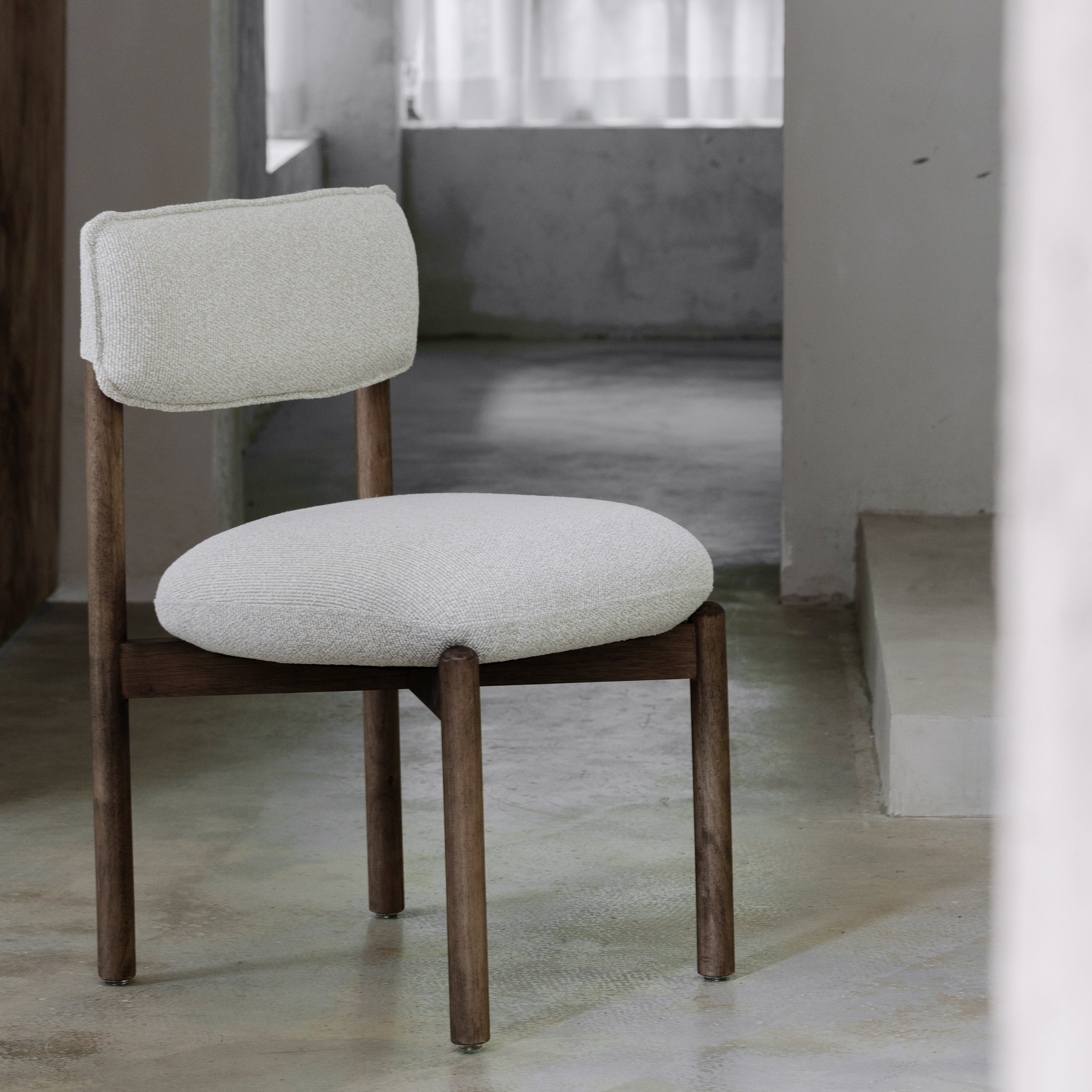 Logidon Frank houten stoel walnoot beige met gecapitonneerde zitting