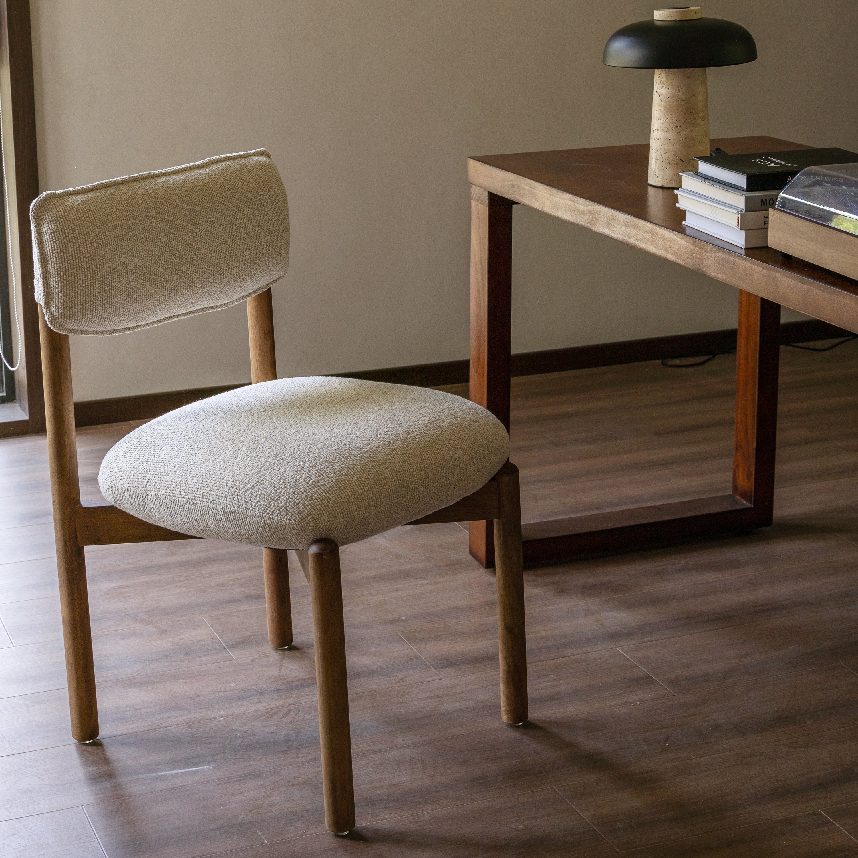 Logidon Frank houten stoel walnoot beige met gecapitonneerde zitting