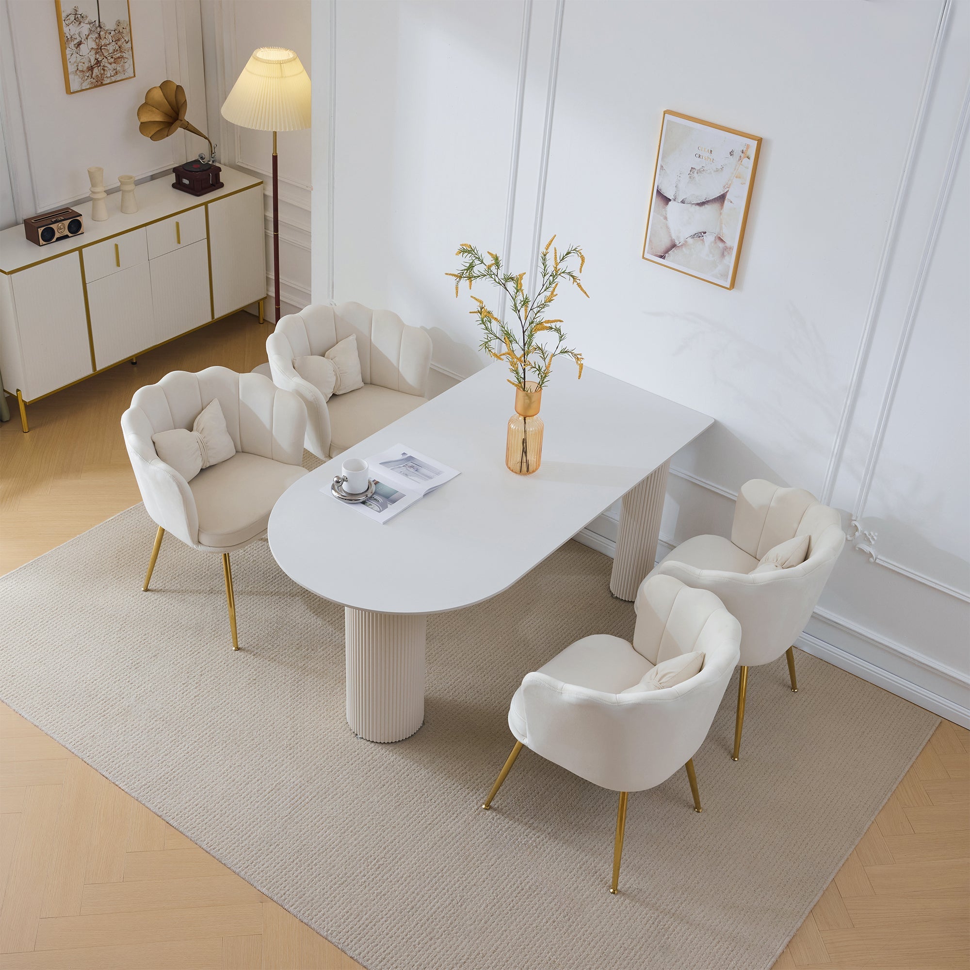 Logidon Vier fluwelen woonstoelen beige met bloemblaadjes aan de achterkant, gouden poten