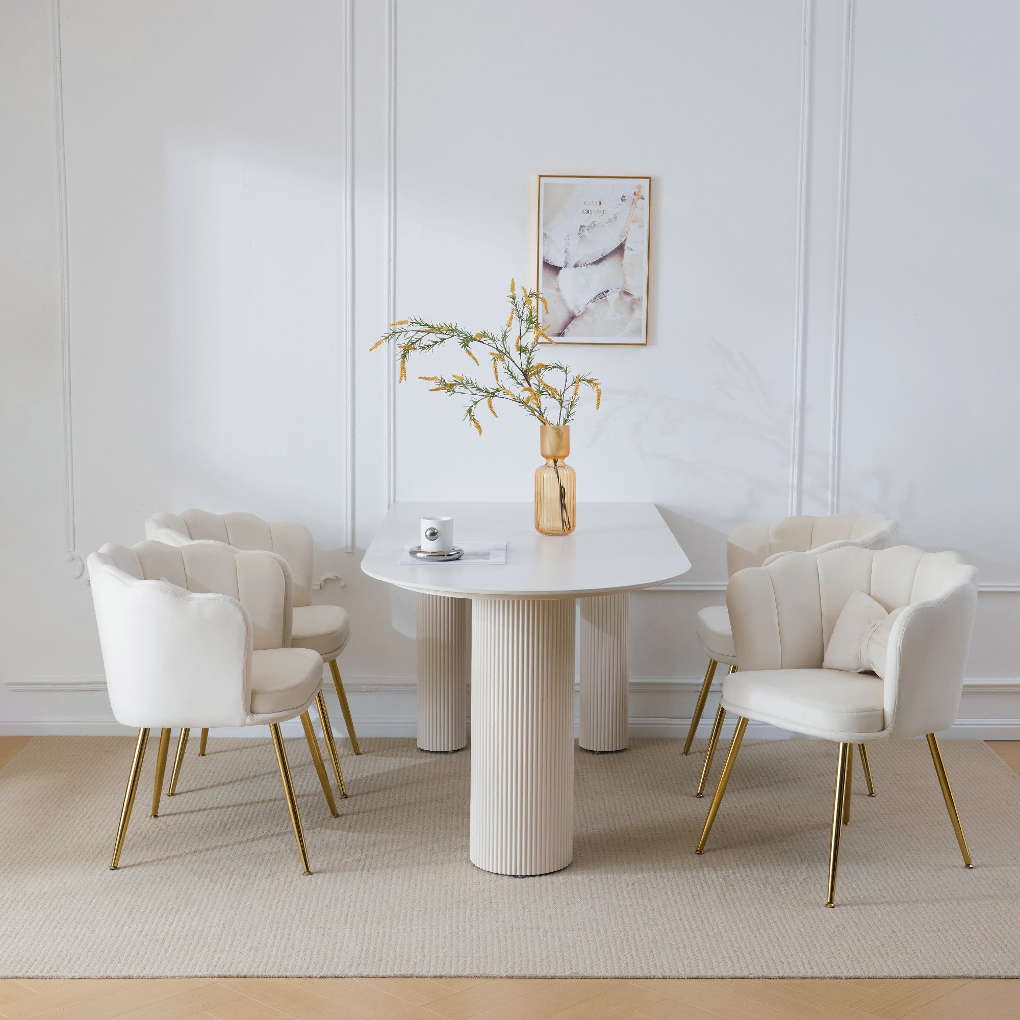 Logidon Vier fluwelen woonstoelen beige met bloemblaadjes aan de achterkant, gouden poten