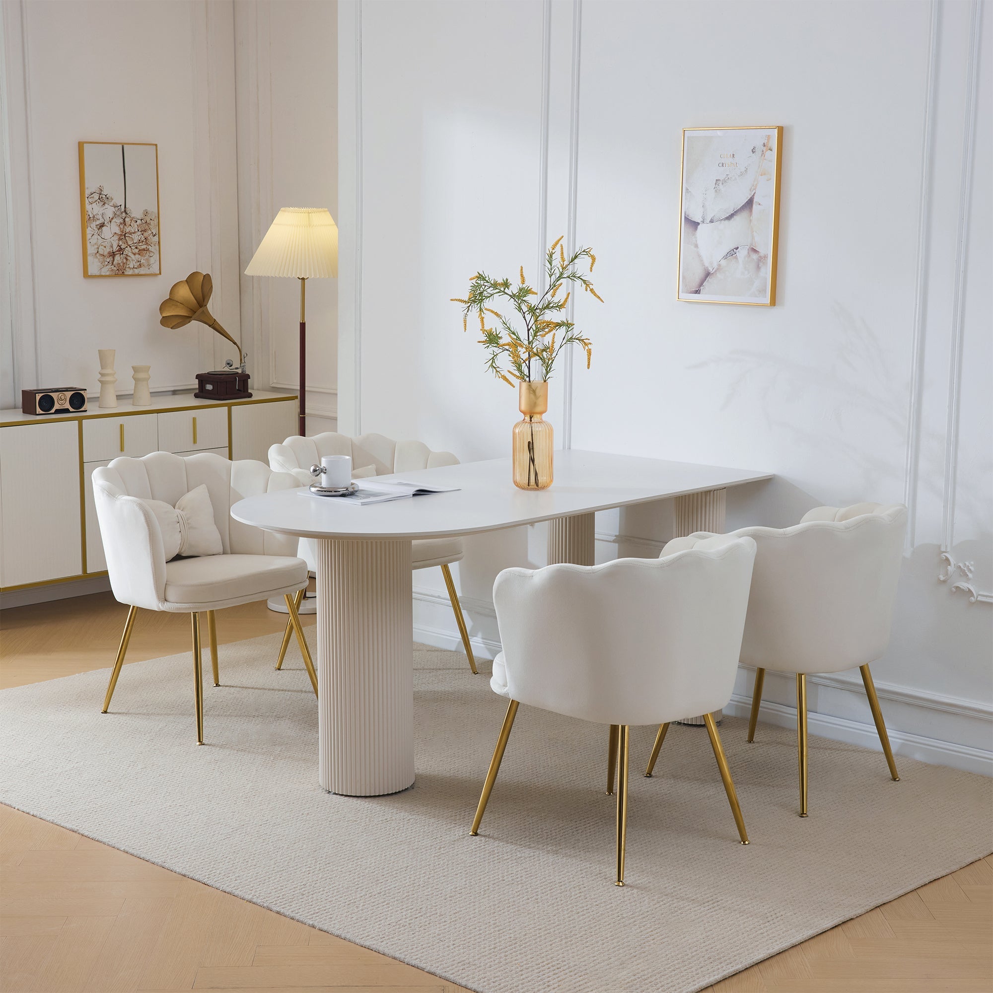 Logidon Vier fluwelen woonstoelen beige met bloemblaadjes aan de achterkant, gouden poten