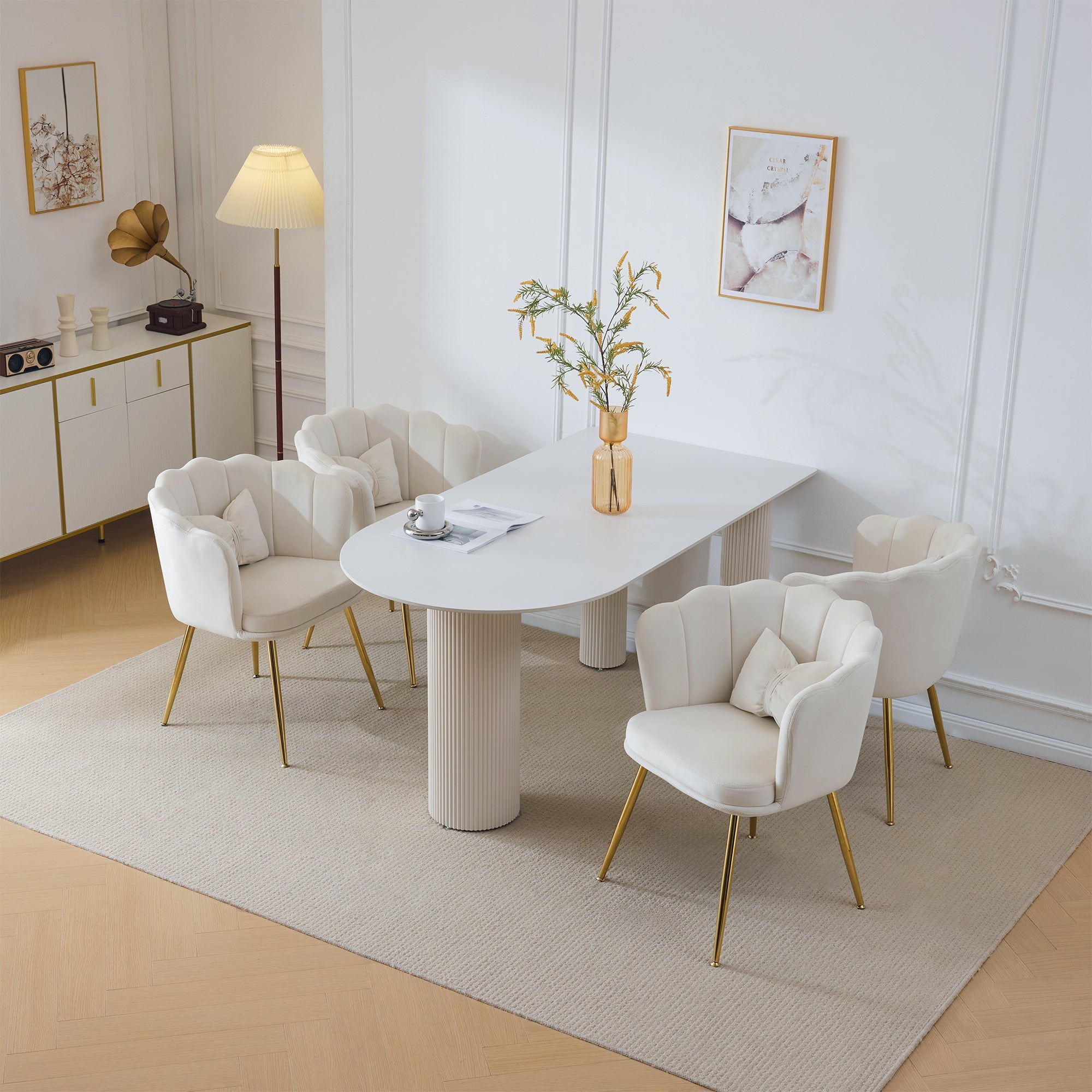 Logidon Vier fluwelen woonstoelen beige met bloemblaadjes aan de achterkant, gouden poten
