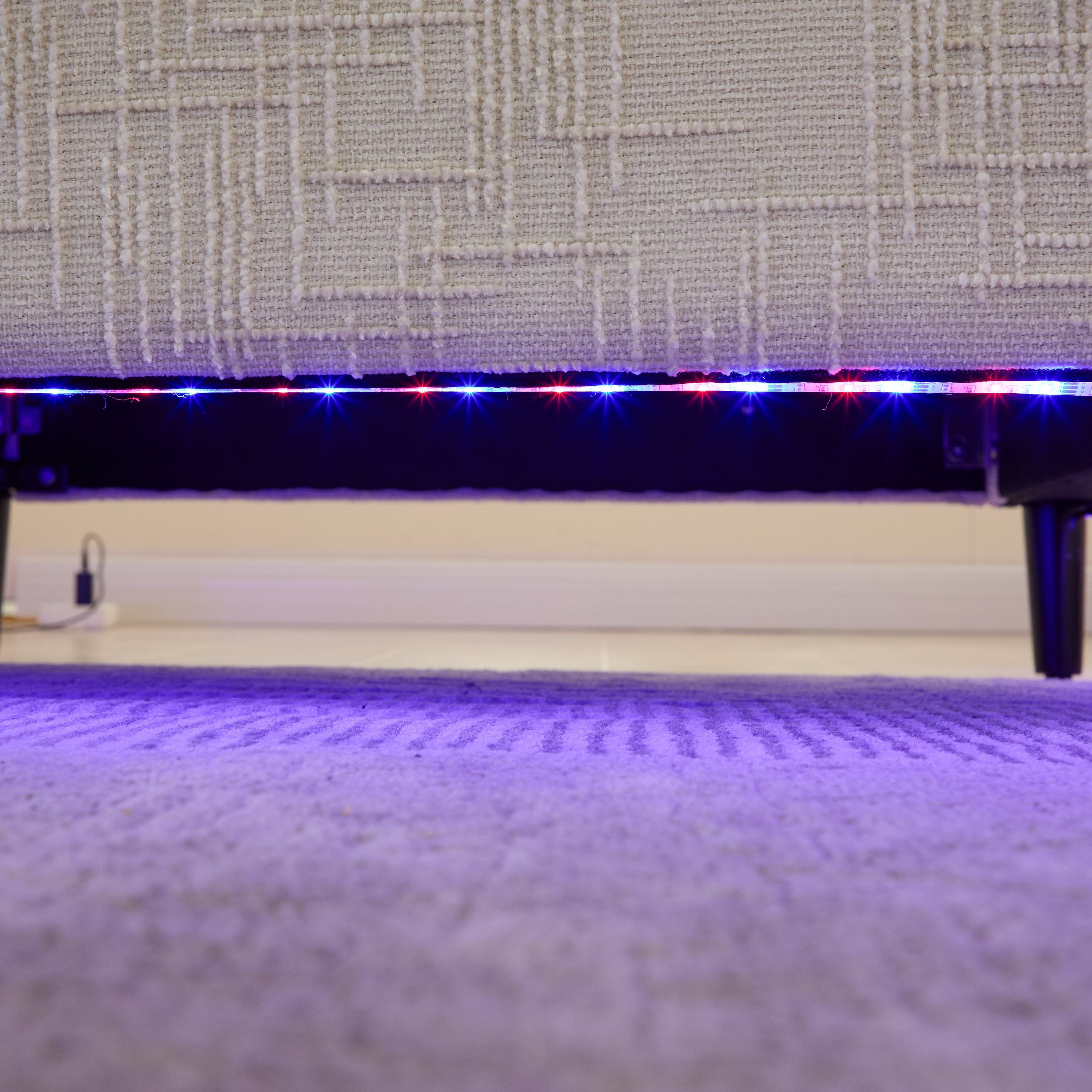 Logidon tweezitsbank van chenille, beige LED-USB-opbergruimte, houten poten
